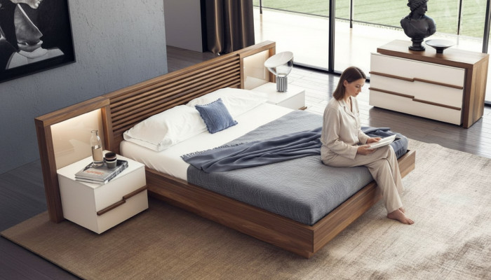 Kaffi Schlofzëmmer Set Luxus Bett Kommode Nuetsdëscher Nossbaum Natur