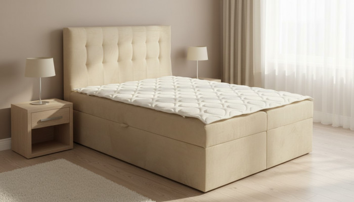 Chesterfield Bett beige Schlofkummer Holzmiwwelen Design elegant Polsterung Stoff.