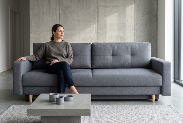 Stil, Strengheet an Komfort sinn déi Haaptvirdeeler vun dësem komfortablen an praktesche ausziehbare 3-Sëtzer-Sofa.