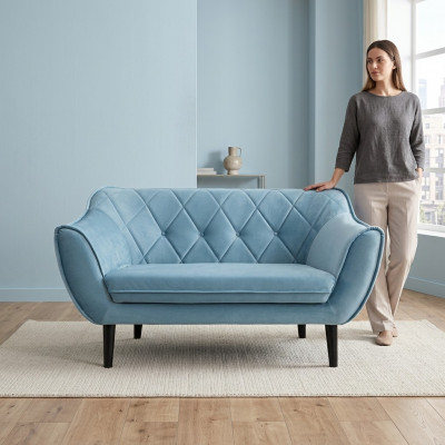 Komfortabelt, mëllt 2-Sëtz-Sofa an luxuriéise Polsterung an zaartbloer Faarf
