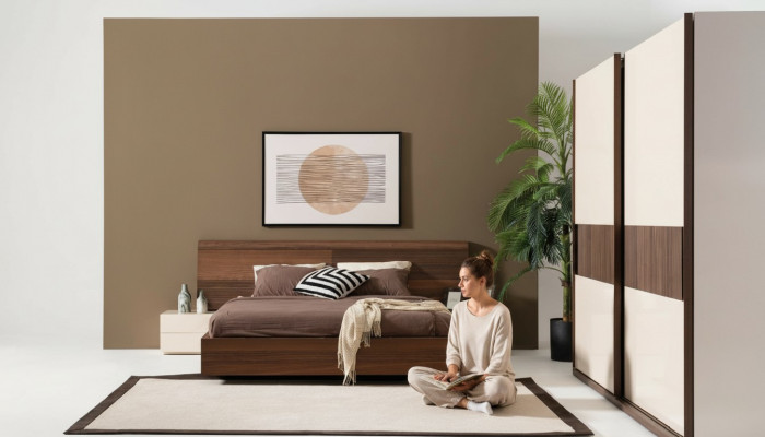 Stilvollt modernes Bett mat zwou Nuetsdëscher aus Naturholz