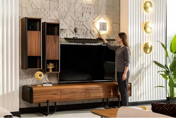 E e wonnerschéinen TV-Schaf mat Wandregaler am Loft-Stil, deen Ärem Wunnzëmmer e schéint Ausgesinn gëtt.