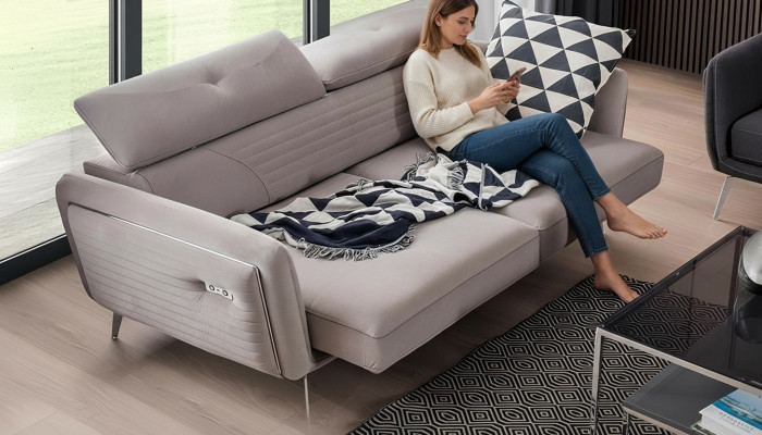 Luxuriéis, modëscht Zweisëtzersofa mat Textilpolsterung op héije Been