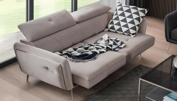 Luxuriéis, modëscht Zweisëtzersofa mat Textilpolsterung op héije Been