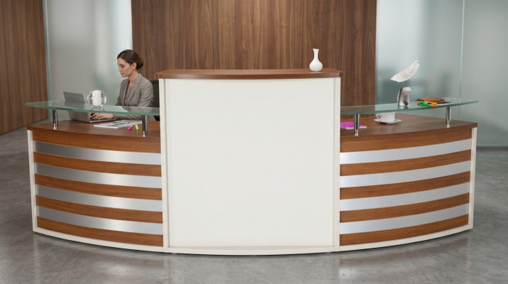 Ästheteschen an komfortabele Empfangstresen am klasseschen Design