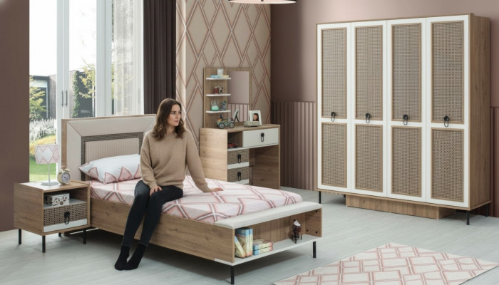 Set vu 5 Stécker: Gedeckte Kannerzëmmer Bett Kannerbett Kannermebel Braun Holz.