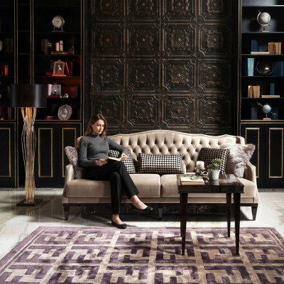 Elegante dräisëtzeger Chesterfield Sofa a Gro – zäitlos Polstermöbler fir Äert Doheem
