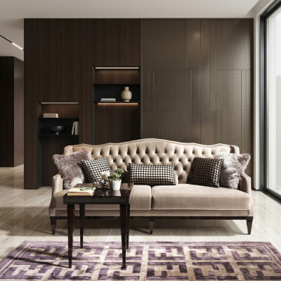 Elegante dräisëtzeger Chesterfield Sofa a Gro – zäitlos Polstermöbler fir Äert Doheem