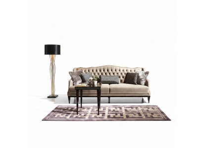 Elegante dräisëtzeger Chesterfield Sofa a Gro – zäitlos Polstermöbler fir Äert Doheem