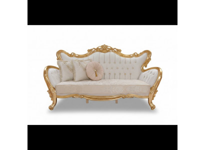 E eent luxuriéist an entspaanend Sofa am klassséchene Stil mat goldene Musteren