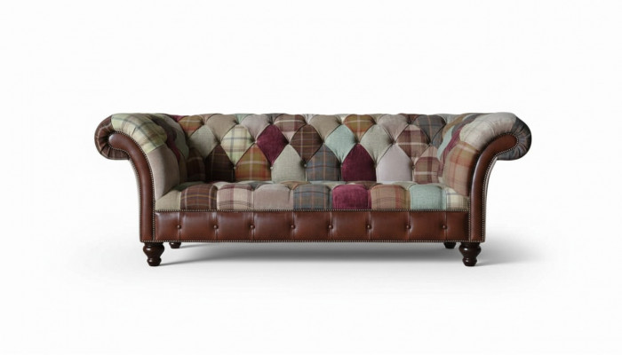 Faarweg Designer-Sofa am Chesterfield-Design mat dräi Sëtzplazen