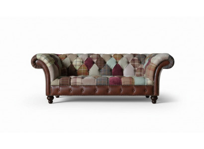 Faarweg Designer-Sofa am Chesterfield-Design mat dräi Sëtzplazen