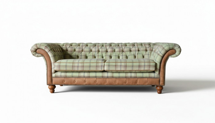 Luxuriéise Designer-Canapé am Chesterfield-Design mat dräi Sëtzplazen.