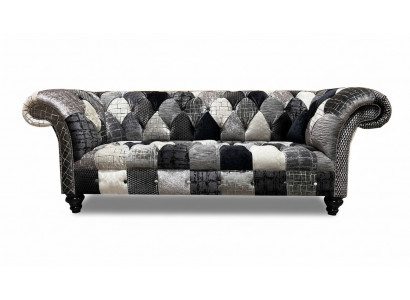 Luxuriéis Samettsofa am Chesterfield-Design mat faarwege Karos