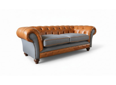 Luxuriéist Konschtléder-Sofa am Chesterfield Design als 3 Sëtzer-Sofa mat dräi Sëtzplazen.