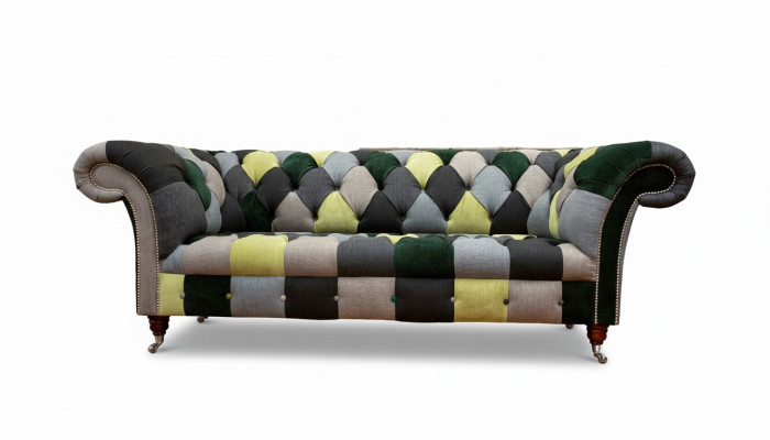 Schéint, stilvollt 3-Sëtzer Chesterfield Sofa fir d'Wunnzëmmer.