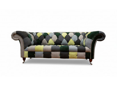 Schéint, stilvollt 3-Sëtzer Chesterfield Sofa fir d'Wunnzëmmer.
