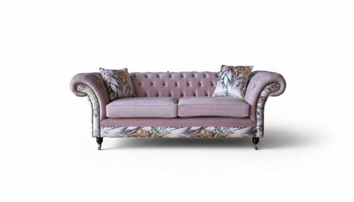E bëschtenegt Chesterfield-Dreplazerschof mat engem zaarten rosa Blummemuster.