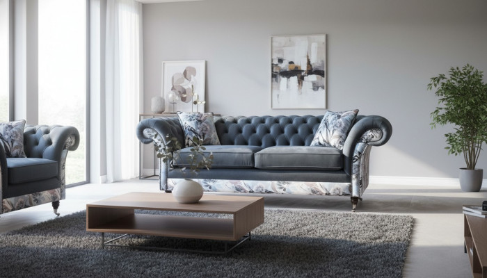 E e markant Dräisëtzer-Sofa am Chesterfield-Design mat delikaten groblommenden Dekoratioun.