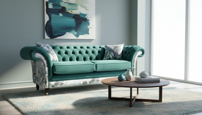 Een liewegt Tressëtz-Sofa aus Chesterfield an engem zarten Smaragdgréng mat Blummenmuster.