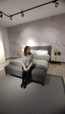Modern Bett + Bank + 2x Nuetsdëscher zugläich Funktionell an Komfortabel