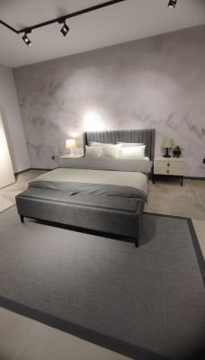 Modern Bett + Bank + 2x Nuetsdëscher zugläich Funktionell an Komfortabel