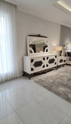 Héichwäerteg elegant Kommode mat Spigel, stilvollem Erscheinungsbild