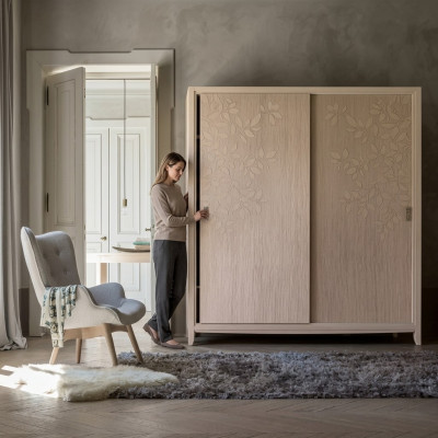 Schlofzëmmer Kleederschaf Material Holz Schaf Modern beige Schief
