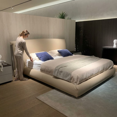 Modern beige Duebelbett Designer Bett Schlofkummer Miwwelen Holzgestell