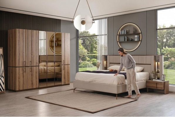 Moderne beige Duebelbett 2x Nuetsdëscher Kleederschaf Holz Miwwelen
