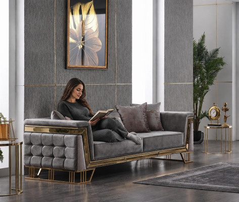 Grousch Sofa mat dräi Plazen am Stil vun engem Luxus Designer Textilsofa.