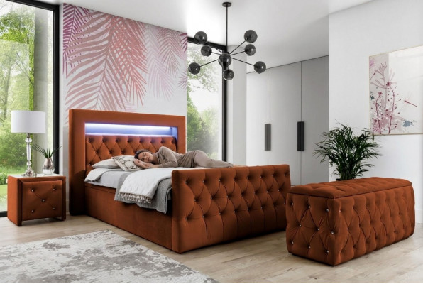 Chesterfield Schlofzëmmer Set Textilbett 2x Holz Nuetsdëscher Hocker