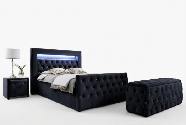 Schwaarz Chesterfield LED-Textilbett 2x Holz Nuetsdëscher Hocker 4 Deeler
