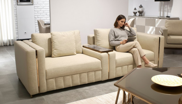 Modern Wunnzëmmer Sofa Zweisëtzer Beige Textil Polster Miwwelen Ariichtung Design