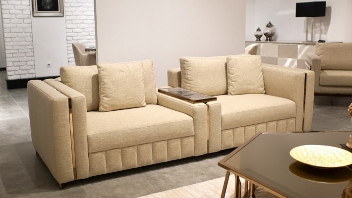 Modern Wunnzëmmer Sofa Zweisëtzer Beige Textil Polster Miwwelen Ariichtung Design
