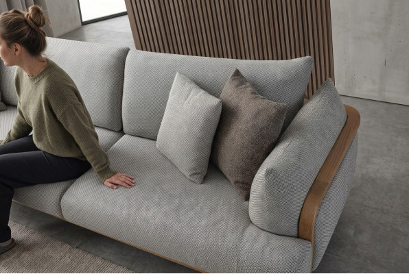 Luxuriéisen 3-Sëtzer Sofa Helleg Faarw Modern Miwwelen am Wunnzëmmer