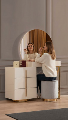 Beige Mieschaartstësch Edelstol Miwwelen Schlofkummer Setzhocker 2tlg Set