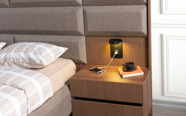 Exklusivt gro Bettzëmmer-Duebbelbett mat 2x Nuetsdëscher 3tlg Set
