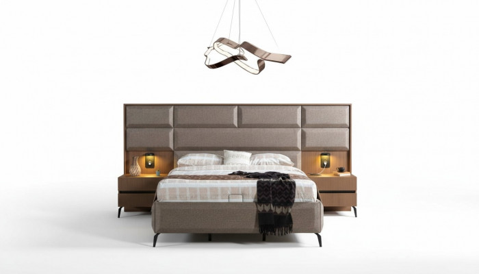 Exklusivt gro Bettzëmmer-Duebbelbett mat 2x Nuetsdëscher 3tlg Set