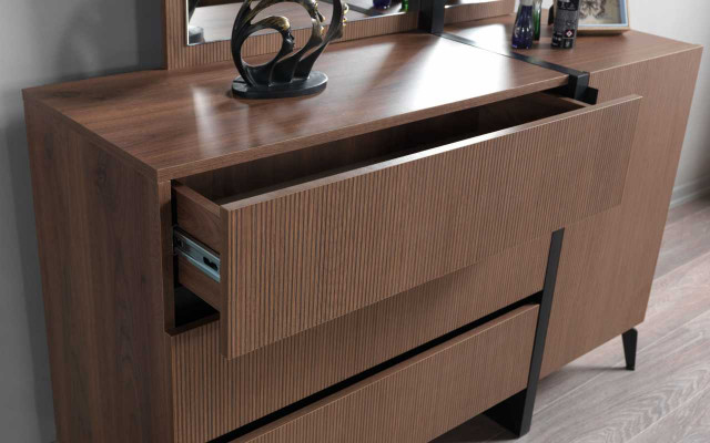Modern brong Schlofkummerskommode mat 3 Schief an enger Dier aus Holz Miwwelen
