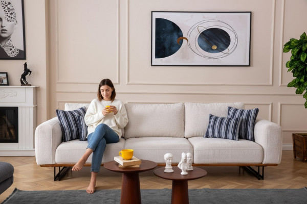 Designer 4-Sëtzer Sofa Modern Miwwelen Wäiss Faarf am Stil Wunnzëmmer