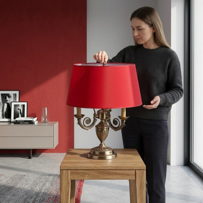 Dëschlampe aus Metall fir d'Schlofkummer ass eng gutt stilvoll Wiel.