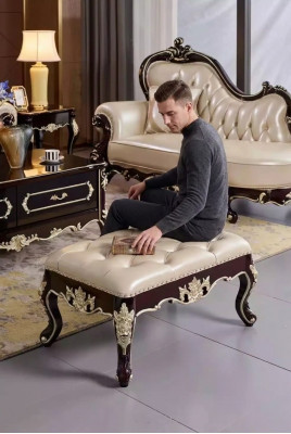 Hocker am Schlofkummer e luxuriéiseg neie perlweiße Chesterfield.