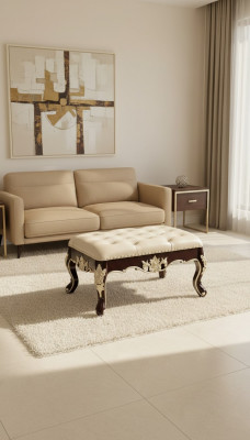 Hocker am Schlofkummer e luxuriéiseg neie perlweiße Chesterfield.
