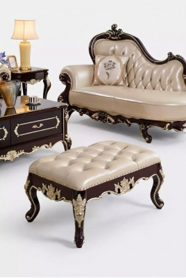 Hocker am Schlofkummer e luxuriéiseg neie perlweiße Chesterfield.