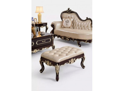 Hocker am Schlofkummer e luxuriéiseg neie perlweiße Chesterfield.