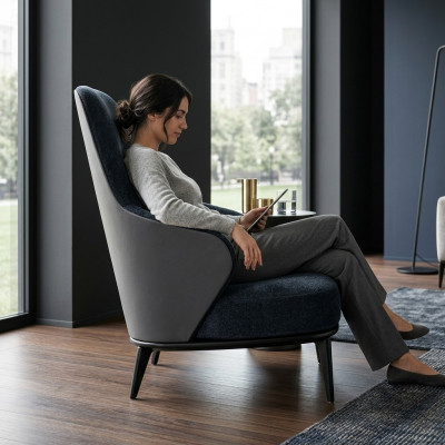 Elegante Fotell mat donkelgréngen Armleefst vun natierlecht Holz, moderne Stil