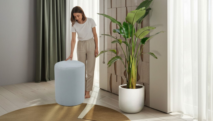 Luxuriéisen Hocker mat wäissem Textilstoff an MDF-Struktur Nei