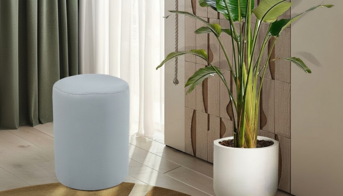Luxuriéisen Hocker mat wäissem Textilstoff an MDF-Struktur Nei