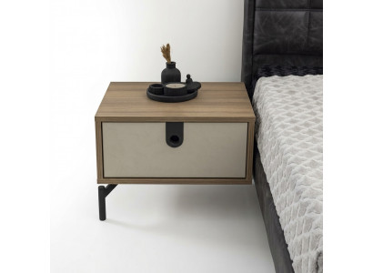 Moderner Nachttisch in Creme mit einer Schublade und schwarzen Griffdetails